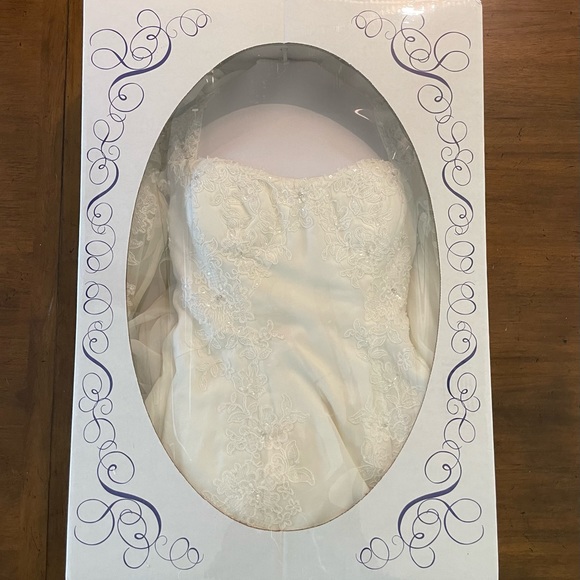 DAVID'S BRIDAL SLEEVE WEDDING DRESS - Picture 4 of 12